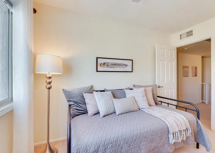 2 Mi To Old Town & Fashion Sq: Townhome W/ Pools *
