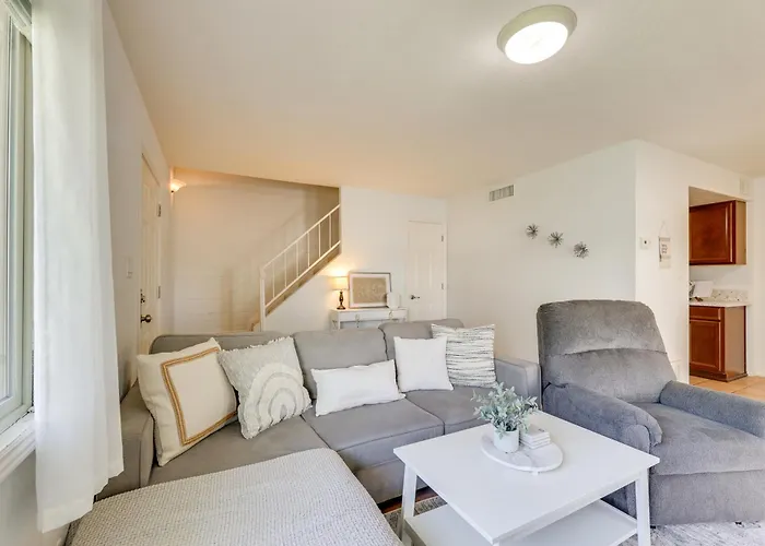 2 Mi To Old Town & Fashion Sq: Townhome W/ Pools *